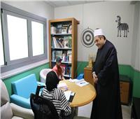 رئيس قطاع المعاهد الأزهرية يزور طالب وطالبة يؤديان الامتحان بمستشفى 57357