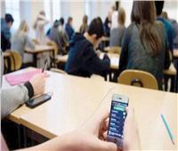 هولندا توصي بحظر الهواتف والساعات الذكية في المدارس