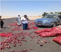 انقلاب سيارة محملة بالبصل بصحراوي قنا |صور 