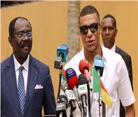 مبابي يقدم هدية خاصة لرئيس الوزراء الكاميروني في ياوندي