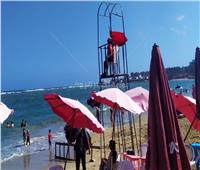 بسبب ارتفاع أمواج.. استمرار رفع الرايات الحمراء على شواطئ الإسكندرية| صور 