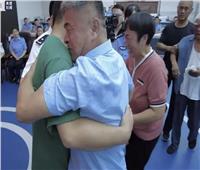 بعد 24 عامًا.. أب يبحث عن ابنه بدرجاته النارية في الصين ويجده| صور