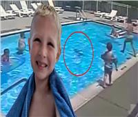 فيديو مروع لطفل يبلغ من العمر «7 سنوات» وهو يصارع الغرق في حمام السباحة