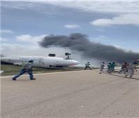 «داخلها 50 راكبا».. مقطع فيديو لتحطم طائرة في مطار مقديشو بالصومال 