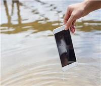 بديلا عن وضعه في الأرز.. تطبيق ينقذ هاتفك إذا سقط في الماء