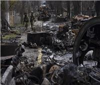 جنود أوكرانيون يفرون من مدرعات ودبابات بعد تدميرها بمسيرات روسية