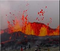 مشهد مرعب..  سياح على بعد أمتار من بركان نشط في أيسلندا رغم ثورانه