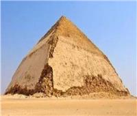 «الأعلى للآثار» يكشف حقيقة سقوط أحجار من هرم «سنفرو»