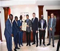 وزير الرياضة يلتقي وفد اتحاد الكرة الأوغندي لبحث أطر التعاون المشترك