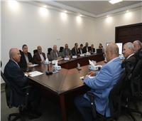 وزير النقل يعقد اجتماعًا مع رؤساء الشركات المصنعة للفلنكات الخرسانية   