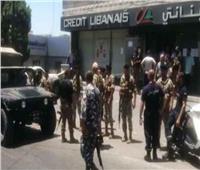 مودع لبناني يقتحم مصرفا حاملا قنبلة للمطالبة بأمواله.. والأمن يتدخل