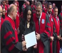لحظة إنسانية.. عميد كلية أردني يشارك في تسليم شهادة تخرج نجله الراحل لابنته