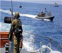 زوارق الاحتلال الإسرائيلي تستهدف مراكب الصيادين الفلسطينيين في بحر غزة