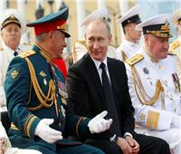 «بوتين» يتحدث مع «شويجو» خلال العرض العسكري البحري في بطرسبورج |فيديو