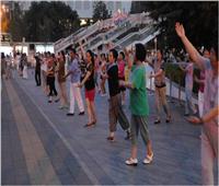رقصة شارع رياضية غير تقليدية تثير حماسة كبار السن في الصين