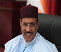 محطات في حياة رئيس النيجر المُحتجز في قصره.. من هو «محمد بازوم»؟