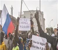 قادة انقلاب النيجر يحذرون «ايكواس» من أى تدخل عسكرى ..الآلاف يتظاهرون أمام السفارة الفرنسية ويرفعون علم روسيا