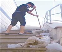 فهد السورى ينظف نفقًا للمشاة بمدينة العبور