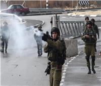 مواجهات بين الفلسطينيين وقوات الاحتلال شرق رام الله وإصابة شابين بالرصاص الحي