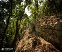 علماء الآثار يدرسون الجدار الدفاعي لقلعة مانغوب في القرم