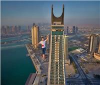 مغامر يحقق رقما قياسيا بالمشي على الحبال في قطر