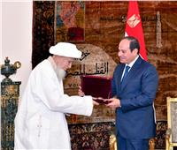 الرئيس السيسي يستقبل «سلطان البهرة» ويمنحه وشاح النيل| صور