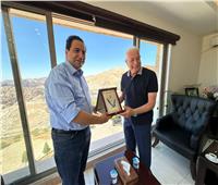 محافظ جنوب سيناء يلتقي رئيس منطقة البتراء الأثرية بالأردن 