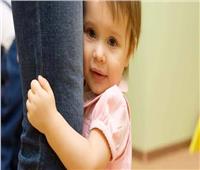 أبرزها «الدلع».. 4 أسباب لتعلق الطفل الزائد بأمه