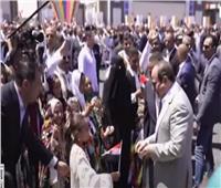 طفلة تهدي الرئيس السيسي «علم مصر»