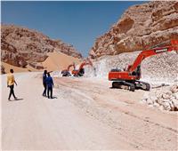 محافظ سوهاج يتابع أعمال مشروع طريق المنطقة الصناعية بطهطا بالصحراوي الغربي