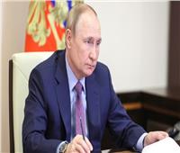«الجارديان» تسلط الضوء على اتهام بوتين للغرب بالتسبب في اضطراب الأسواق العالمية
