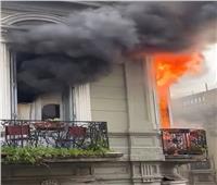 شاهد| هروب سيدة من النار المشتعلة في منزلها عن طريق القفز من الشرفة 