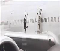 لقطات رقص على جناح طائرة تشعل السوشيل ميديا | فيديو