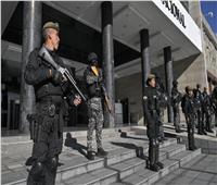 سجناء بالإكوادور يحتجزون عشرات الضباط والشرطة كرهائن