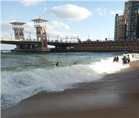 بسبب ارتفاع أمواج البحر.. عودة الرايات الحمراء لشواطئ الإسكندرية| صور 
