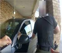 ضابط أمريكي يقتل أم حامل لرفضها النزول من سيارتها| فيديو 
