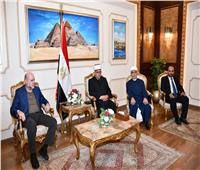 وزير الشئون الإسلامية وقاضي قضاة فلسطين يصلان القاهرة للمشاركة بمؤتمر الأوقاف