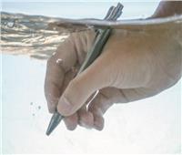 قلم يكتب على الماء