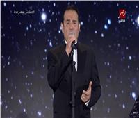 نجل الفنان محمد ثروت يقتحم المسرح ويغني «أبن ابويا»
