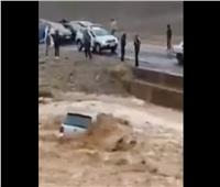 شاهد.. سيول المغرب تبتلع سيارة على أحد الطرق بمدينة ميدلت