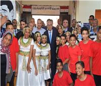 وزير التعليم وطالبات الأقصر في صور تذكارية بعد العرض الفني لافتتاح «أهلا مدرستي»