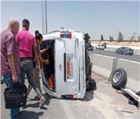 إصابة 12 شخصا في انقلاب ميكروباص بصحراوي المنيا بسبب انفجار إطار السيارة