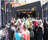 توافد المواطنين على منفذ «مصر أكتوبر» بالإسكندرية لشراء مستلزمات المدارس