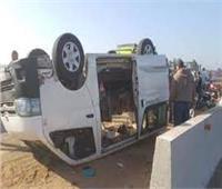 مصرع شخص وإصابة 8 عمال بالمنيا إثر انقلاب سيارة بالطريق الصحراوي