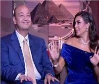 ياسمين صبري تعلم الإعلامي عمرو أديب «يوجا الكرسي» على الهواء