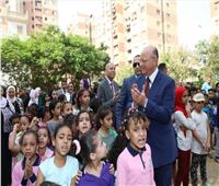 محافظ القاهرة يتفقد القافلة التنموية ويوزع حقائب مدرسية بـ«مشروع أهالينا» 