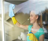 لربات البيوت.. حيل بسيطة لتنظيف النوافذ الزجاجية وتلميعها في المنزل