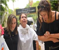 انهيار والدة المخرج الشاب أحمد سامي العدل أثناء تشييع جثمانه | صور
