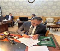 برلماني يوقع استمارة تزكية لترشيح الرئيس السيسي لفترة جديدة  