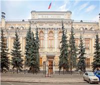 المركزي الروسي يحظر على البنوك المحلية استخدام نظام سويفت داخل البلاد